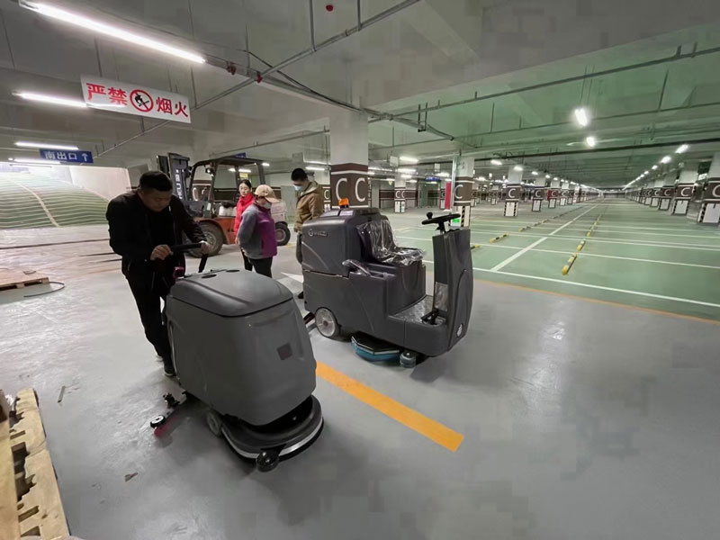 采用電池式全自動洗地機，易于清潔消毒，節省時間和人工成本！